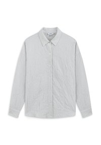 Camisa abotonada de un gris claro, hecha de tejido texturizado con rayas verticales blancas, con un cuello puntiagudo y mangas largas.