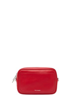 Borsa a tracolla rettangolare in pelle rossa con tasca frontale e cerniera argentata, con il marchio "Trussardi" in piccole lettere bianche.