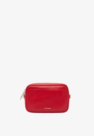 Červená obdélníková kožená kabelka přes rameno s přední kapsou a stříbrným zipem, s nápisem "Trussardi" v malých bílých písmenech.