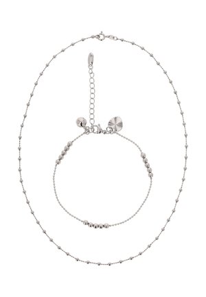 Silberfarbene Halskette mit Kette und passendem Armband, beide mit kleinen runden Perlen und Karabinerverschlüssen, auf weißem Hintergrund.