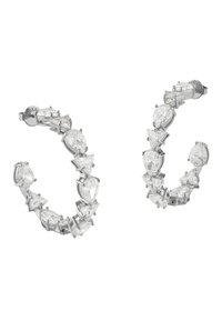 Orecchini a cerchio in tono argento che presentano una serie di pietre trasparenti e sfaccettate di varie forme, incastonate con sicurezza in un design elegante e curvo.