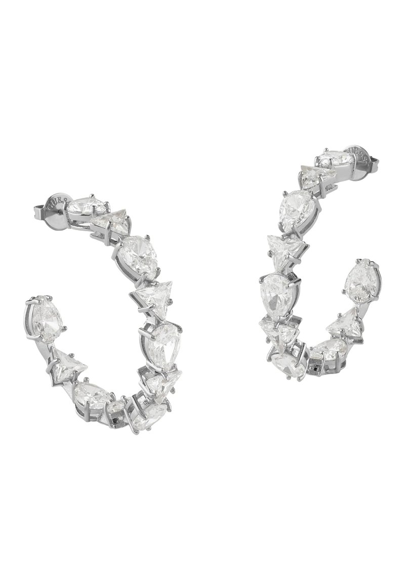 Orecchini a cerchio in tono argento che presentano una serie di pietre trasparenti e sfaccettate di varie forme, incastonate con sicurezza in un design elegante e curvo.