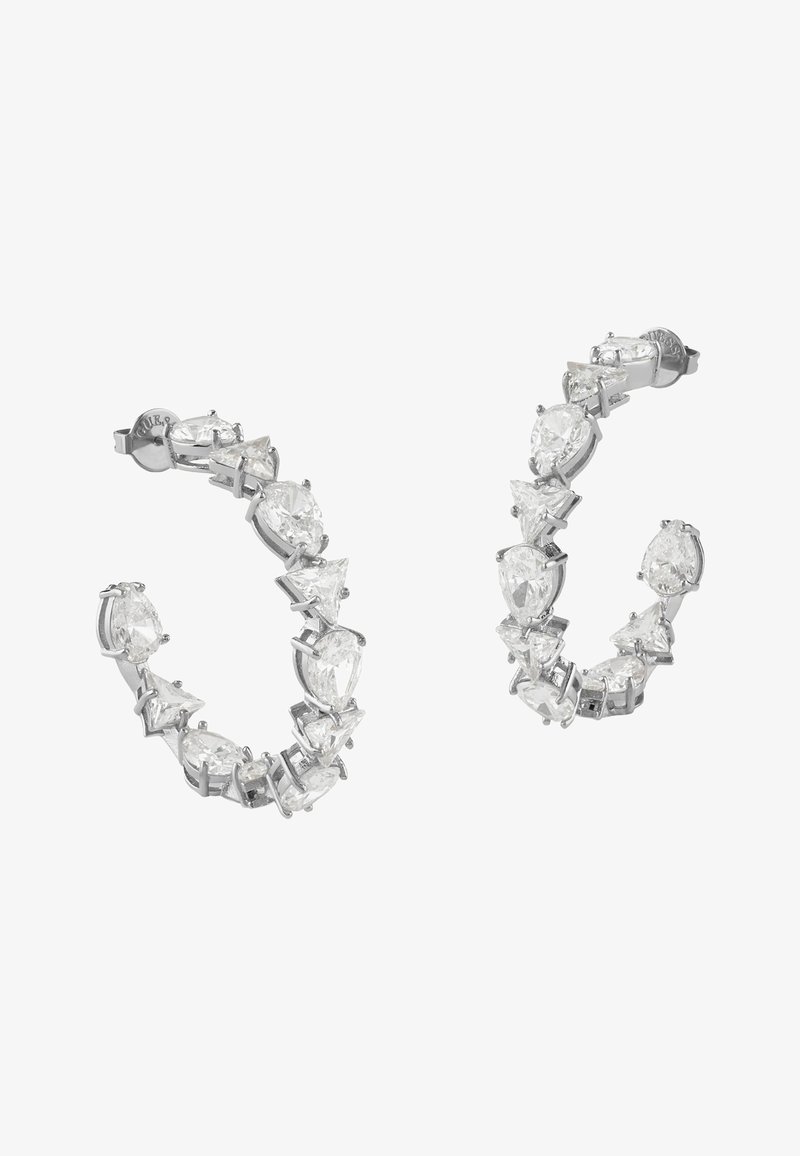 Orecchini a cerchio in tono argento che presentano una serie di pietre trasparenti e sfaccettate di varie forme, incastonate con sicurezza in un design elegante e curvo.