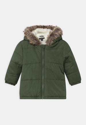 Veste matelassée verte avec une capuche doublée en fausse fourrure, fermeture éclair à l'avant et poignets élastiqués. Doublure intérieure douce et design matelassé.