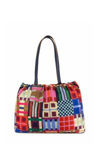 Grote tote bag met lange handvatten, met een kleurrijk patchworkpatroon van verschillende geometrische vormen en strepen in rood, blauw, groen en beige.