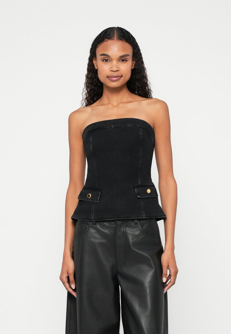 Zwarte denim strapless top met een getailleerde bodice, zijzakken met gouden knoopaccenten en een peplum zoom. Glad textuur, strakke lijnen.