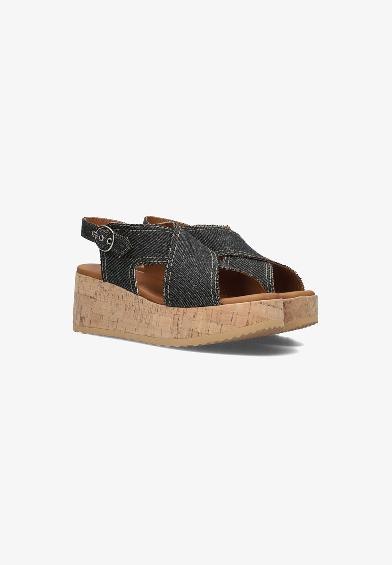 Sandales à plateforme en denim noir avec larges brides croisées, bout ouvert, semelle compensée en liège et bride de cheville réglable avec boucle.