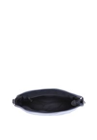 Clutch con zip in pelle grigia chiara con una texture liscia; presenta un interno scuro e una piccola tasca interna per l'organizzazione.
