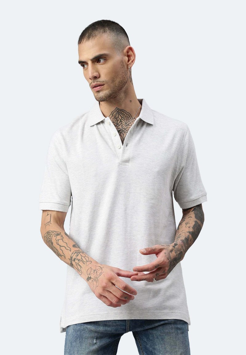 Hellgraues Polohemd mit Kragen, kurzen Ärmeln, einer Dreiknopf-Leiste, glatter Textur und seitlichen Schlitzdetails.