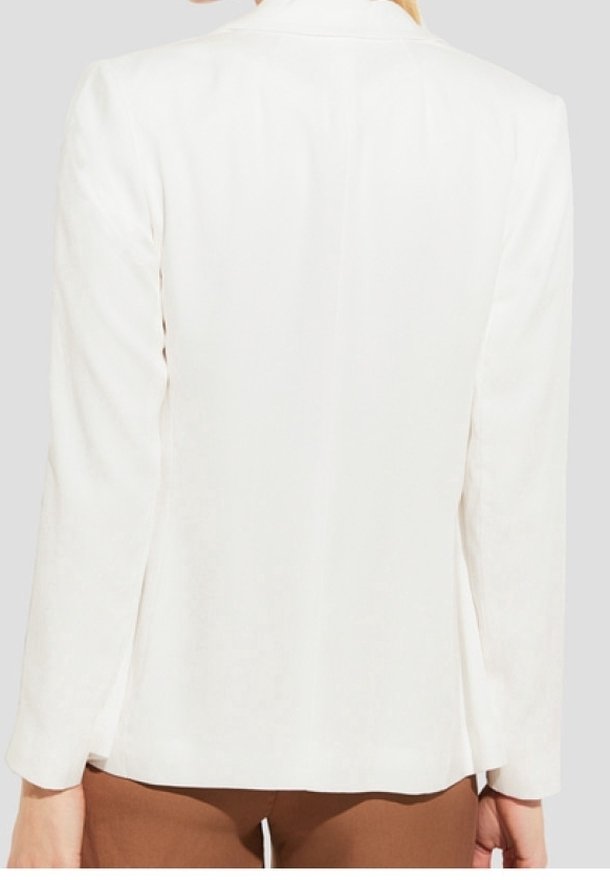 Blazer bianco aderente con maniche lunghe, texture liscia e design semplice. Presenta una sottile spacco posteriore e una forma sagomata.