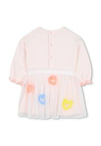 Robe rose avec un haut en coton et une jupe en tulle à couches. Présente des motifs de cœurs colorés et des manches bouffantes, avec une fermeture à boutons dans le dos.