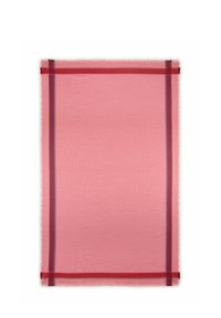 Tissu rose aux bords effilochés, bordé de lignes rouge foncé et violettes. La surface présente une texture subtile, qui rehausse son intérêt visuel.