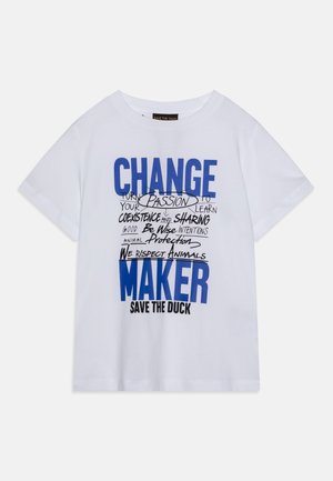 Biała koszulka z krótkim rękawem z niebieskim i czarnym tekstem z napisem "CHANGE MAKER" oraz frazami o pasji, współistnieniu, dzieleniu się i szacunku dla zwierząt.