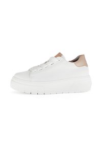 Weiße Sneaker mit Obermaterial aus strukturiertem Leder, dicker Gummisohle und Akzent aus braunem Leder an der Ferse. Sie verfügen über flache Schnürsenkel und ein minimalistisches Design.