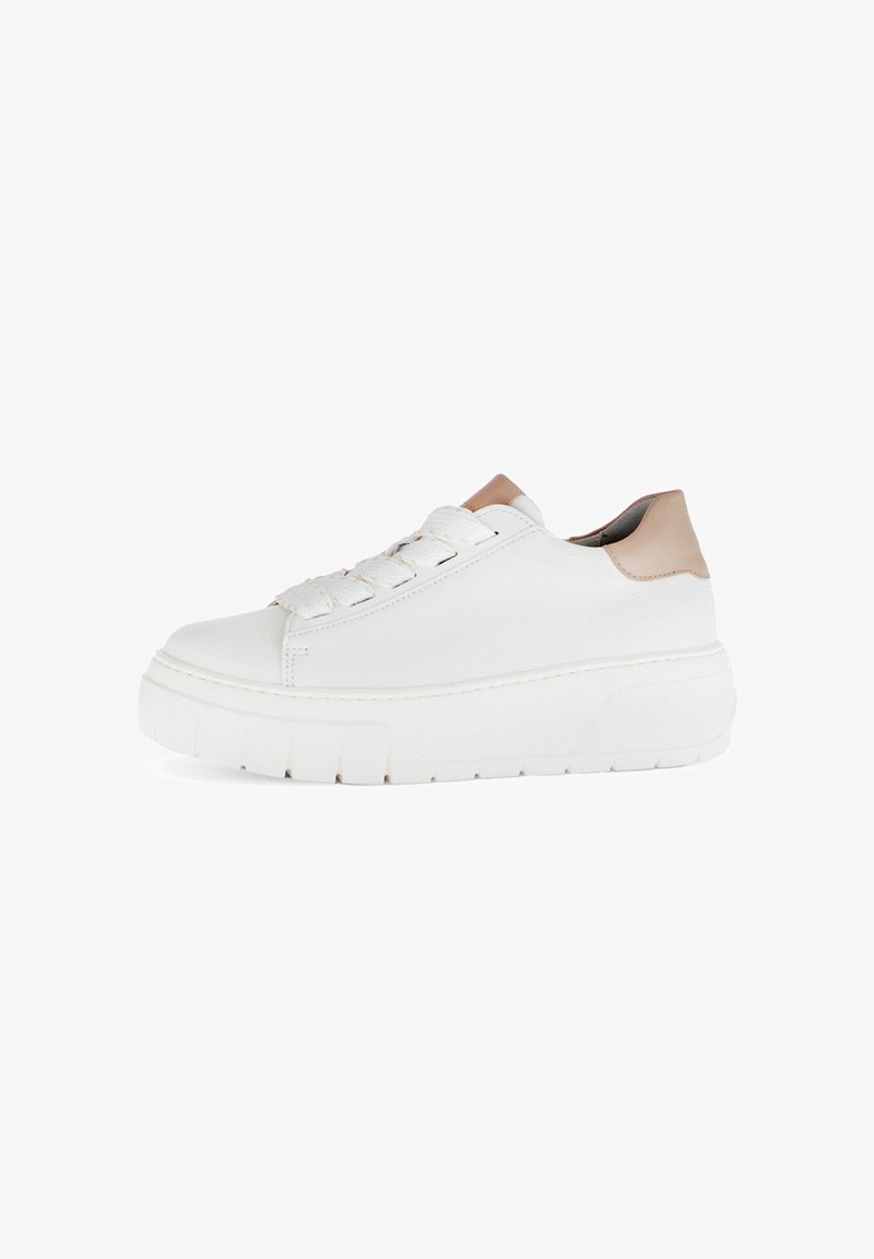Weiße Sneaker mit Obermaterial aus strukturiertem Leder, dicker Gummisohle und Akzent aus braunem Leder an der Ferse. Sie verfügen über flache Schnürsenkel und ein minimalistisches Design.