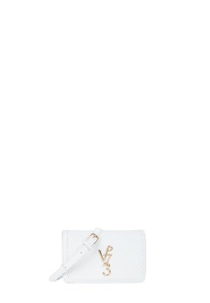 Bolso bandolera de cuero blanco acolchado con un logo en tono dorado, correa ajustable y textura suave. Presenta una forma rectangular y cierre con cremallera.