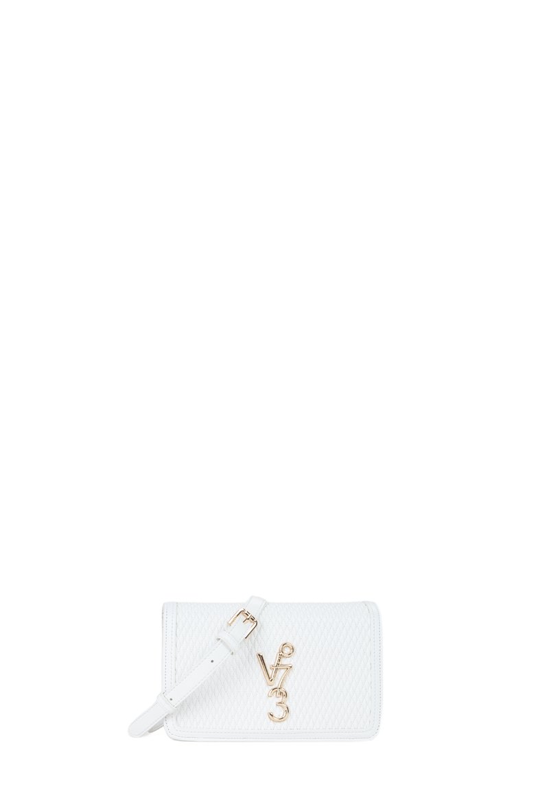 Witte gequiltte leren schoudertas met een logo in gouden tint, verstelbare band en een gladde textuur. Heeft een rechthoekige vorm en een ritssluiting.