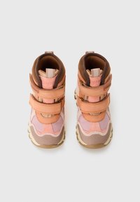 Rosa und braune Mid-Top-Sneaker mit Klettverschluss, strukturiertem Stoff, Gummisohlen und verstärktem Fersenbereich für Stabilität und Unterstützung.