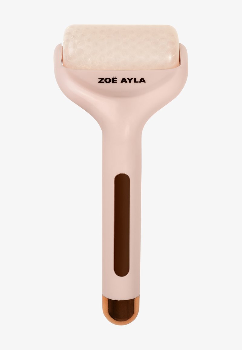 Gezichtsroller met lichtroze handvat, rozekwartstextuur roller, en merknaam "Zoë Ayla" op het rollerscherm.