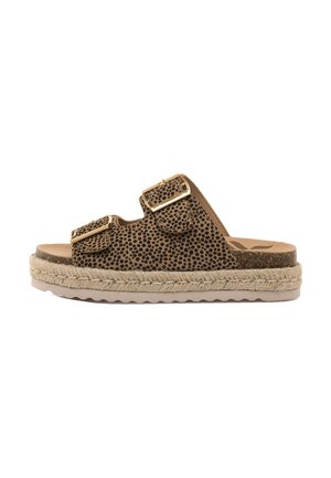 Bruine slide sandaal met zwart gespikkeld patroon, twee verstelbare gouden gespen en een dikke geweven zool op een witte achtergrond.