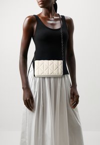 Even&Odd Clutch - white/gunmetal