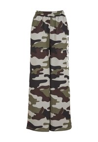 Pantalons larges camouflés dans des nuances de vert, marron et gris avec une taille élastique et des accents sur les côtés. Comprend un texte de marque sur le côté.