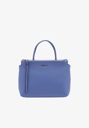 Jasnoniebieska skórzana torebka o fakturowanej powierzchni, z dwoma górnymi uchwytami i zamkiem błyskawicznym. Posiada mały zwisający pasek oraz detal z logo.