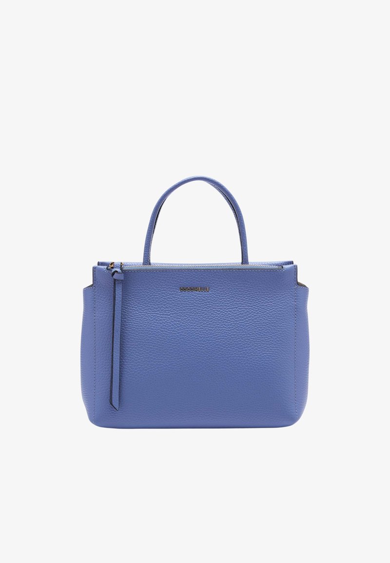 Jasnoniebieska skórzana torebka o fakturowanej powierzchni, z dwoma górnymi uchwytami i zamkiem błyskawicznym. Posiada mały zwisający pasek oraz detal z logo.