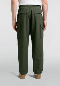 Pantaloni cargo verdi con vita elasticizzata, due tasche laterali e una vestibilità rilassata. Tessuto liscio con cuciture rinforzate e gamba affusolata.