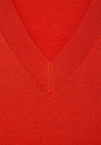Rode gebreide trui met een V-hals en textuur, afgewerkt met ribbelrand. De stof heeft een gladde afwerking met een consistent patroon.