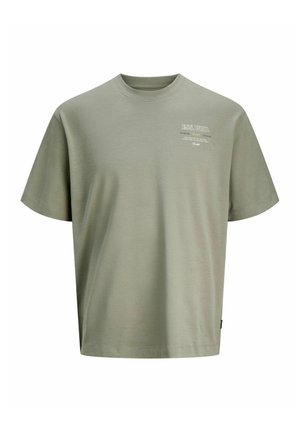 Olivgrünes T-Shirt mit kurzen Ärmeln, Rundhalsausschnitt und kleinem weißen ESS.WRD. Logo sowie Text auf der linken Brust.