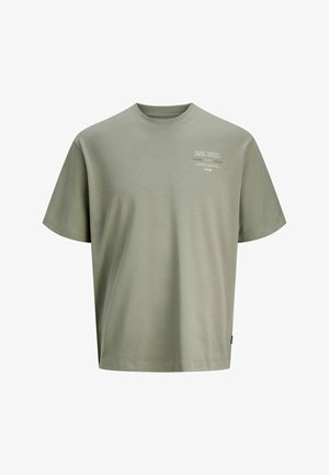 Olive rohelise lühikeste varrukatega T-särk, millel on ümar kaelus ja väike valge ESS.WRD. logo ning tekst vasakul rinnal.