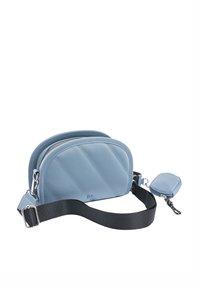 Jasnoniebieska torebka na ramię z pikowanym wzorem, dwiema zamykanymi na zamek komorami, regulowanym czarnym paskiem i małą odpinaną saszetką.