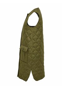 Pikowana kamizelka w oliwkowej zieleni, bez rękawów, z okrągłym dekoltem i boczną kieszenią z klapką. Gładka, błyszcząca faktura tkaniny.