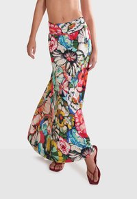 Maxi-jurk van lichtgewicht stof met een levendig bloemenpatroon in verschillende kleuren, een brede tailleband en een vloeiende, elegante silhoeet.
