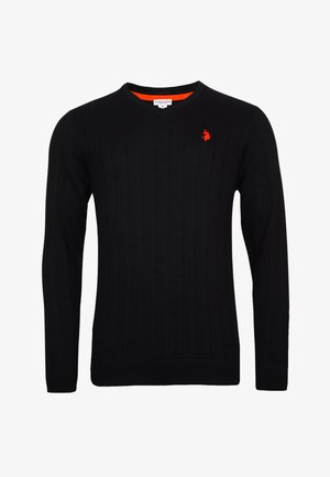 Fekete, kötött pulóver bordás mintázattal, V-nyakkal és piros logóval a bal mellen. Hosszú ujjakkal és testhez simuló fazonnal rendelkezik.