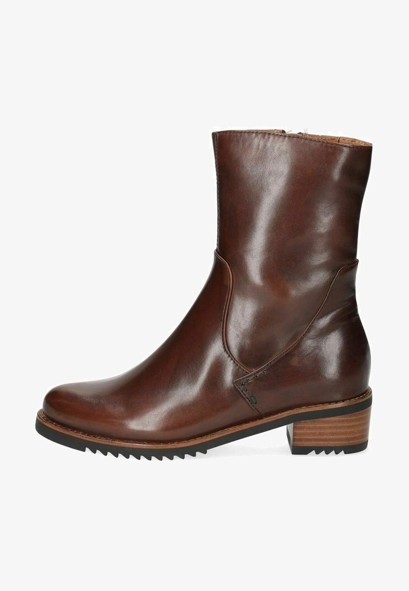 Botín de cuero marrón con un acabado suave, puntera redondeada, cremallera lateral y un tacón bajo cuadrado que cuenta con una suela de goma texturizada.