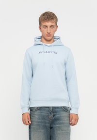 Helle blaue Kapuzenjacke aus Baumwolle mit einer Front-Kängurutasche. Mit Kordeln versehen und mit dem gestickten "JACK & JONES" Logo auf der Brust.