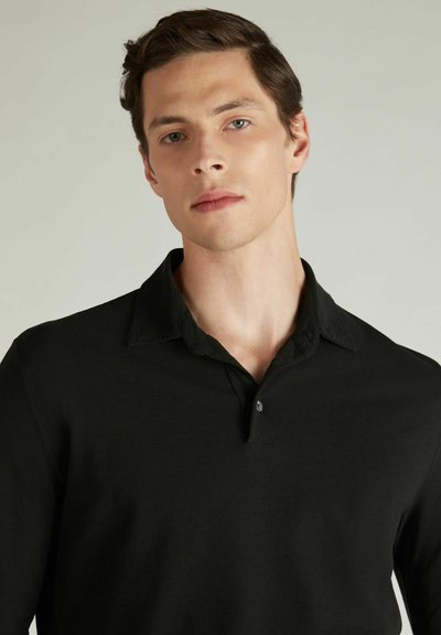 Czarna, długosleeve polo z guzikiem i kołnierzykiem. Miękka tkanina o gładkiej fakturze, z subtelnymi detalami stębnowania.