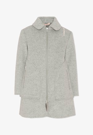 Szary wełniany płaszcz z kołnierzykiem, przednim zamkiem błyskawicznym, dwoma bocznymi kieszeniami oraz minimalnymi detalami przeszycia na ramieniu. Teksturowana tkanina.