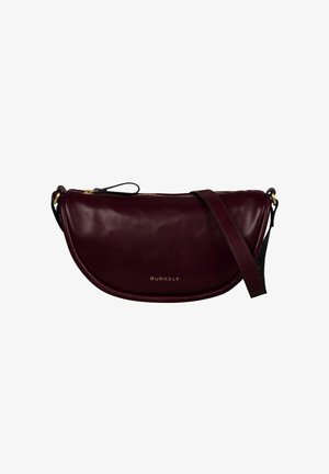 Bolso bandolera de cuero burdeos oscuro con cremallera dorada y correa ajustable, con la marca "BURKELY" en la parte frontal.