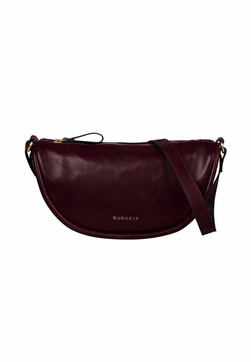 Borsa a tracolla in pelle bordeaux scuro con zip dorata e tracolla regolabile, con il marchio "BURKELY" sul davanti.