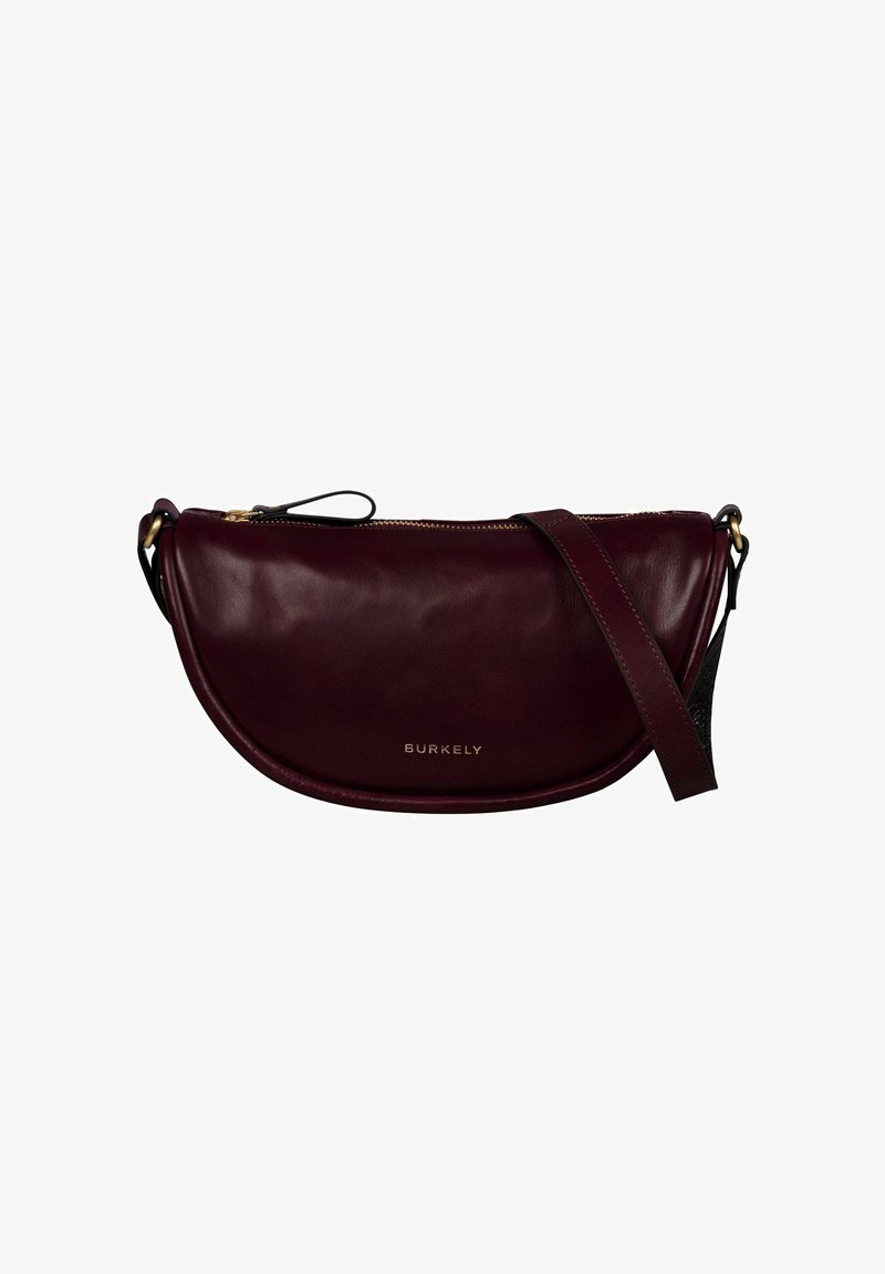Sac en cuir bordeaux foncé en bandoulière avec fermeture éclair dorée et sangle réglable, marqué "BURKELY" à l'avant.