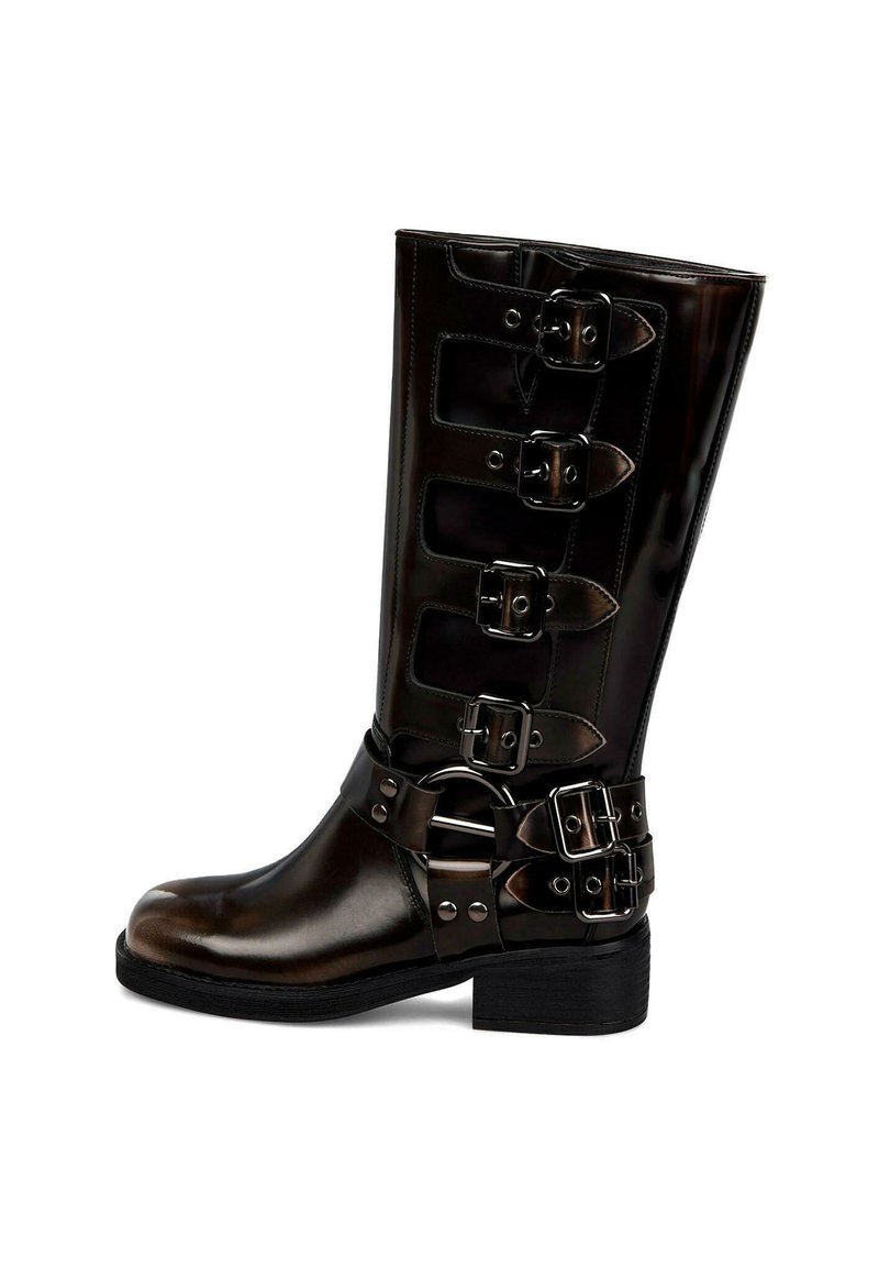 Botte noire brillante mi-mollet avec cinq bandes à boucles et un petit talon sur fond blanc.