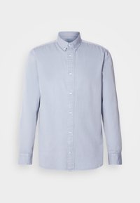 Chemise bleu clair à manches longues avec col boutonné et boutons blancs, vue de face sur fond blanc.