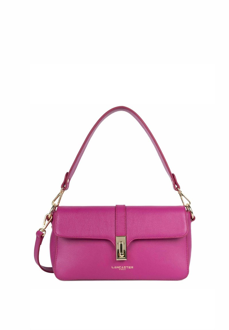 Borsa a tracolla in pelle rosa con design piatto, ferramenta dorata, chiusura a patta superiore e tracolla rimovibile. Presenta un logo impresso.