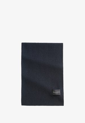 Donkerblauwe geribbelde gebreide sjaal met een gestructureerd ontwerp en een klein zwart label onderaan waarop de merknaam "Marc O'Polo" staat.