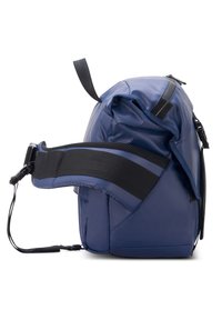 Zaino impermeabile blu con chiusura a rotolo, spallacci neri imbottiti e dettagli in rete. Include zip laterale e fibbie regolabili.