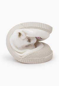 Weißer Stoff-Sneaker mit Gummisohle, strukturiertem Zehenbereich, flexiblem Obermaterial und runder Form, abgebildet in gefalteter Position.