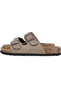 Braune Wildleder-Sandalen mit zwei verstellbaren Riemen, einem Korkfußbett und einer schwarzen Gummisohle. Glatte Textur mit metallischen Akzenten.